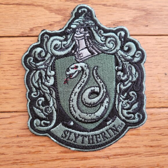 Harry Potter House Iron On Patch Set of 2 Badge Slytherin and Gryffindor - Picture 2 of 8